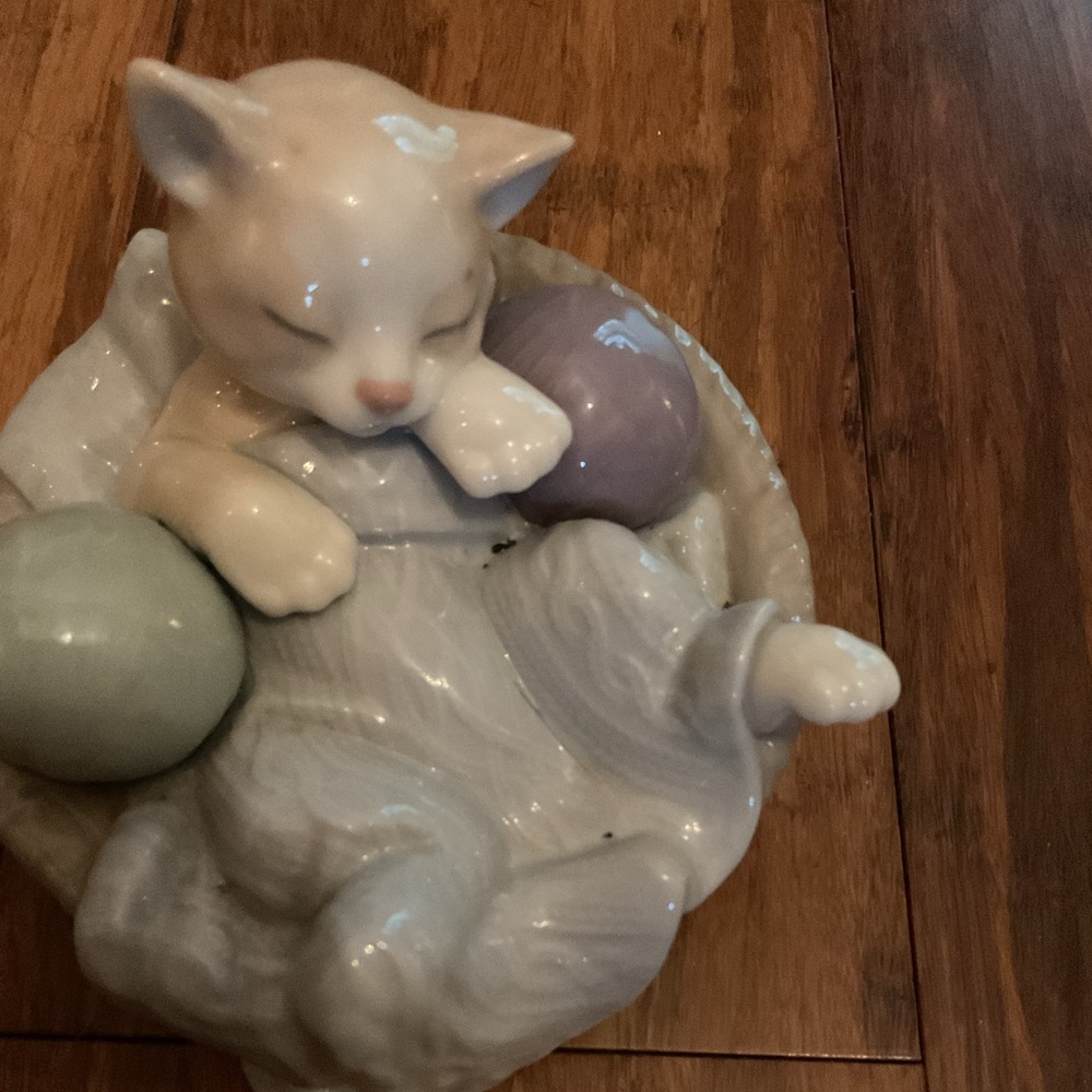 NAO Llardo art kitty in basket of yarn, great condition.